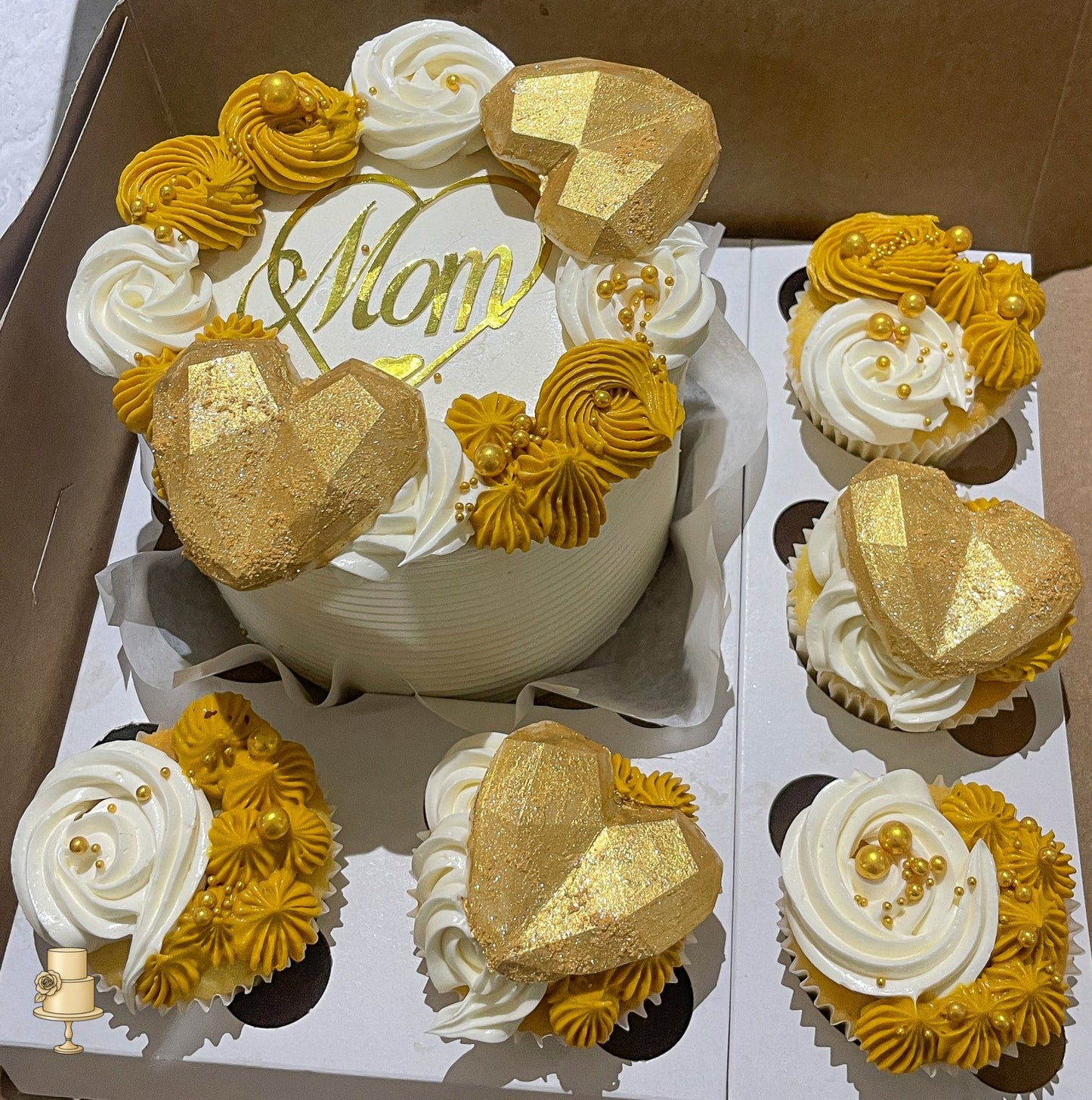 Cake and cupcakes known as Bento cakes