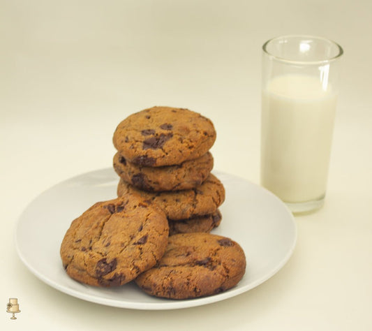 Chocolate chip cookis with glass of milk